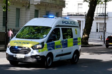 Londra, İngiltere, İngiltere - Haziran 2022: Mavi ışıklı Metropolitan polis minibüsü acil çağrıya yanıt veriyor