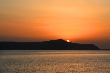 Yunanistan 'ın Santorini kentinde kalderanın kenarında gün batımı. Kimse yok..