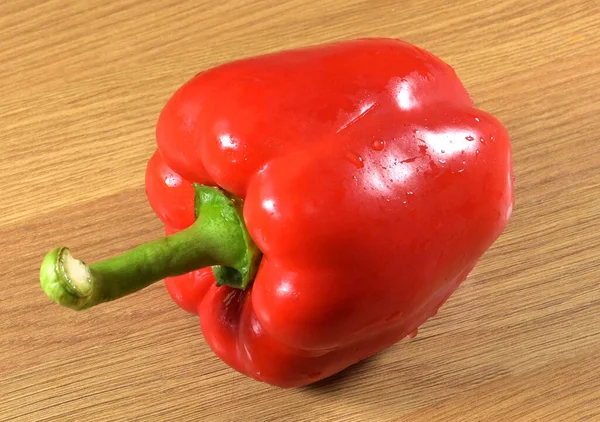 Eine Einzige Rote Paprika Auf Einer Hölzernen Küchentischplatte Kein Volk — Stockfoto