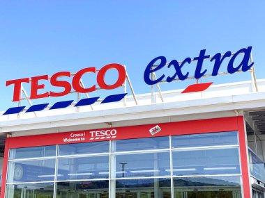 Pontypridd, Galler - Mayıs 2023: Güney Galler 'deki bir Tesco Extra süpermarketinin ön görünüşü. Kimse yok..