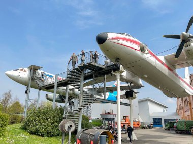 Speyer, Almanya - Nisan 2022: Antika uçaklar Technik Müzesi 'nde sergileniyor