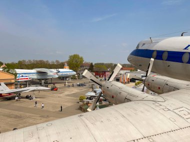 Speyer, Almanya - Nisan 2022: Eski bir Vickers Viscount pervane yolcu uçağının kanadı üzerinden Technik Müzesi 'nde sergilenmektedir