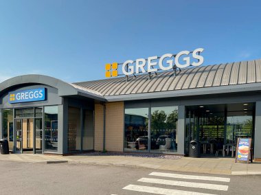 Cardiff, Wales - Mayıs 2023: Greggs 'in bir dalının dış görünüşü.