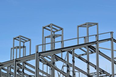 Yeni bir okulun çelik iskeleti inşa ediliyor. Kimse yok..