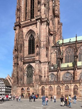 Strasbourg, Fransa - Nisan 2022: Notre-Dame de Strasbourg katedralinin dışındaki insanlar