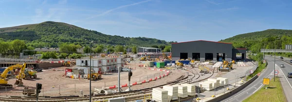 Taffs Well, Cardiff, Wales - Mayıs 2023: Cardiff 'in varoşlarında Galler için inşa edilen yeni bir tren istasyonunun panoramik görüntüsü.