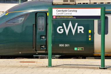 Cardiff, Wales - Haziran 2023: Great Western Demiryolu tarafından işletilen hızlı tren, Cardiff Central tren istasyonu platformu ile birlikte