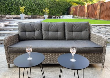 Bahçe kanepesinde iki kadeh şarap var. Kimse yok..