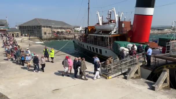 Porthcawl Wales Juni 2023 Waverley Paddle Stoomboot Afgemeerd Naast Pier — Stockvideo