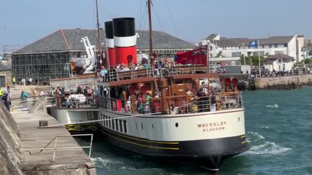 2023年6月8日イギリス ウェールズのポートカウル ブリストル海峡を航海するためにポートカウル桟橋で歴史的なウェイバリー パドル 蒸気船に乗る乗客 — ストック動画