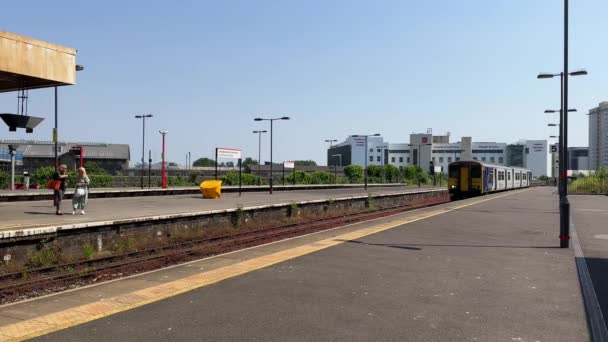 Cardiff Gales Junio 2023 Tren Cercanías Diesel Que Llega Estación — Vídeo de stock