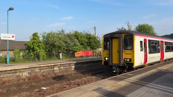 2023年6月9日 ウェールズのトレフォレスト駅にカーディフ行きのディーゼル通勤列車が到着 列車はウェールズへの輸送によって運行されている — ストック動画