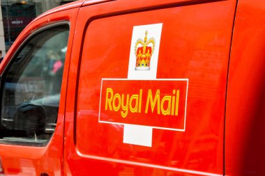 Cardiff, Galler - 8 Haziran 2023: Kraliyet Posta Kargo Minibüsünün yan görüntüsü.