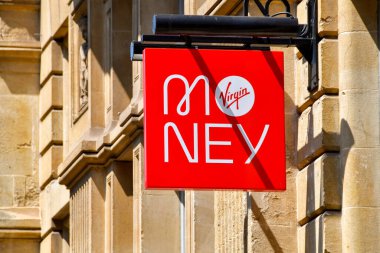 Cardiff, Galler - 8 Haziran 2023: Virgin Money şubesinin girişinin üstünü imzalayın