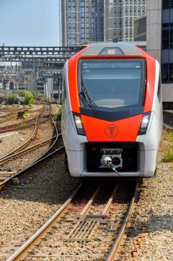 Cardiff, Wales - 8 Haziran 2023: Güney Galler Metro 'sunda Galler Taşımacılığı tarafından işletilen yeni trenin görüntüsü.