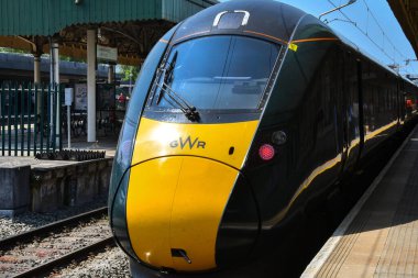 Cardiff, Wales - Haziran 2023: Cardiff Central tren istasyonunda Great Western Demiryolu tarafından işletilen yüksek hızlı tren