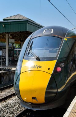 Cardiff, Wales - Haziran 2023: Cardiff Central tren istasyonunda Great Western Demiryolu tarafından işletilen yüksek hızlı tren