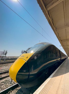 Cardiff, Wales - 8 Haziran 2023: Cardiff Central tren istasyonundaki yüksek hızlı trenin geniş açılı görüntüsü. Tren Great Western Demiryolu tarafından işletiliyor..