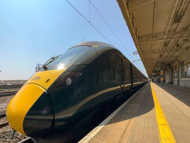 Cardiff, Wales - 8 Haziran 2023: Cardiff Central tren istasyonundaki yüksek hızlı trenin geniş açılı görüntüsü. Tren Great Western Demiryolu tarafından işletiliyor..