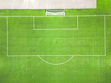 Sentetik çimenli bir futbol sahasının penaltı alanının genel görünümü. İnsanlık yok..