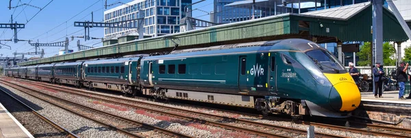 Cardiff, Wales - 8 Haziran 2023: Cardiff Central tren istasyonunda yüksek hızlı bir trenin panoramik görüntüsü. Tren Great Western Demiryolu tarafından işletiliyor..