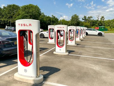 Leigh Delamere, Chippenham, Wiltshire, İngiltere - 25 Haziran 2023: Swindon yakınlarındaki M4 otoyol benzin istasyonundaki Tesla elektrikli araç şarj istasyonları.