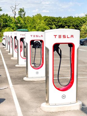 Leigh Delamere, Chippenham, Wiltshire, İngiltere - 25 Haziran 2023: Swindon yakınlarındaki M4 otoyol benzin istasyonundaki Tesla elektrikli araç şarj istasyonları.
