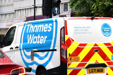 Londra, İngiltere, İngiltere - 28 Haziran 2023: Thames Water şirketinin Londra şehir merkezindeki bir yolda bakım minibüsü. Şu anda şirket mali zorluklar içinde ve çökme tehlikesi altında..