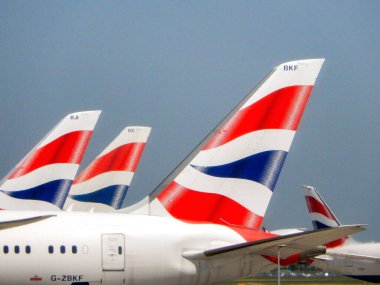 Londra, İngiltere, İngiltere - 14 Haziran 2023: Heathrow Havaalanı 'ndaki British Airways jetlerinin kuyruk yüzgeçleri.