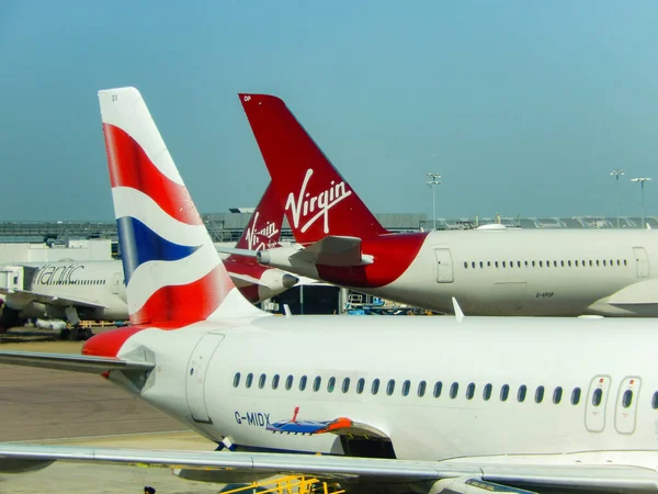 2023 영국항공 A320 Midx 배경에는 버진아 항공에서 운영하는 비행기들이 — 스톡 사진