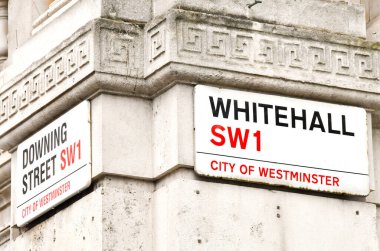 Londra, İngiltere, İngiltere - 28 Haziran 2023: Londra 'nın merkezindeki bir binanın duvarında, başbakanın üssü olan Downing Street' in kavşağında ve hükümet departmanlarının bulunduğu Whitehall 'da imzalar var..