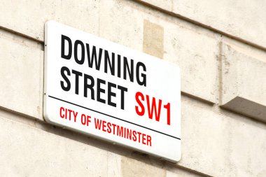 Londra, İngiltere, İngiltere - 28 Haziran 2023: Londra 'nın merkezindeki Dowing Street' in girişindeki bir binanın duvarına imza atın. İngiliz başbakanının ofisinin bulunduğu yer..