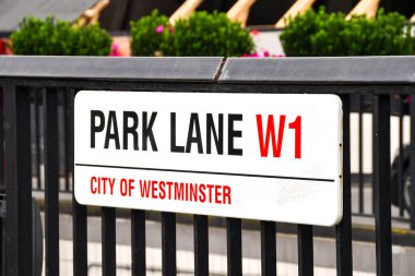 Londra, İngiltere, İngiltere - 28 Haziran 2023: Londra şehir merkezindeki Park Lane 'de bir duvara imza atın. Birkaç lüks otelin bulunduğu yer..