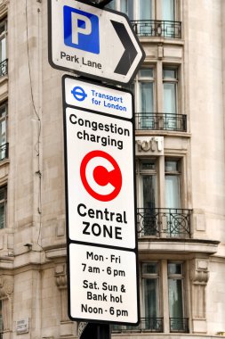 Londra, İngiltere, İngiltere - 27 Haziran 2023: Londra şehir merkezinde trafik sıkışıklığı şartı için merkez bölgenin sınırını gösteren yol tabelası.