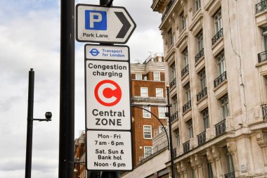 Londra, İngiltere, İngiltere - 27 Haziran 2023: Londra şehir merkezinde trafik sıkışıklığı şartı için merkez bölgenin sınırını gösteren yol tabelası.
