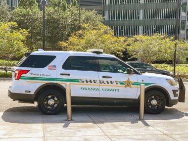 Orlando, Florida, ABD - 17 Haziran 2023: Şehir merkezine yakın park edilmiş Orange County Şerif Departmanı 'nın yan görüntüsü