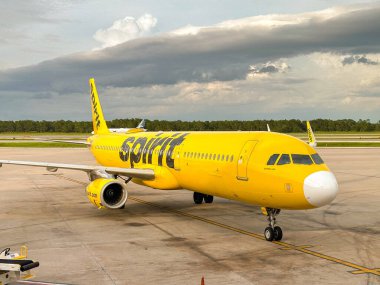 Orlando, Florida, ABD - 25 Haziran 2023: Spirit Airlines tarafından işletilen Airbus A321 uçağı Orlando havaalanı terminaline vardı.