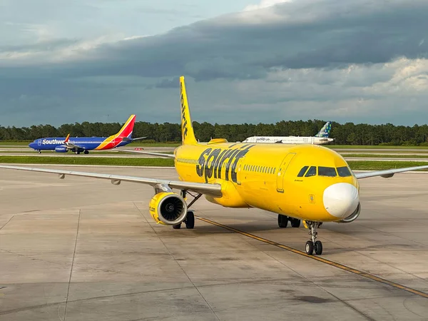 美国佛罗里达州奥兰多 2023年6月25日 Spirit航空公司运营的A321客机抵达奥兰多机场航站楼 — 图库照片