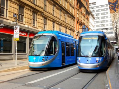 Birmingham, İngiltere, İngiltere - 12 Haziran 2023: Birmingham şehir merkezindeki caddelerden birinden geçen elektrik tramvayı.