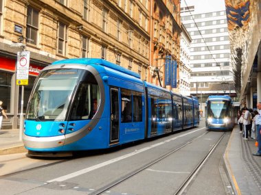 Birmingham, İngiltere - 12 Haziran 2023: Birmingham şehir merkezinde bir tramvay durağında başka bir tramvay yaklaşıyor.