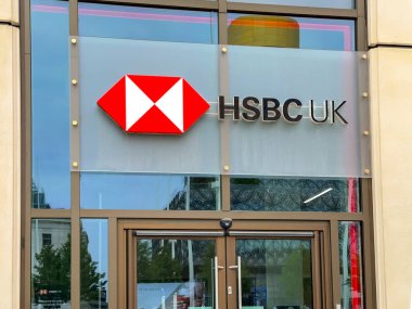 Birmingham, İngiltere, İngiltere - 12 Haziran 2023: Birmgham şehir merkezindeki HSBC bankasının şubesinin girişinin üstünü imzalayın