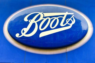 Londra, İngiltere, İngiltere - 28 Haziran 2023: Londra 'nın merkezindeki Boots the Chemist şubesinin girişinin üzerinde imza.