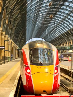 Londra, İngiltere, İngiltere - 27 Haziran 2023: Londra King 'in tren istasyonundaki platformlardan birinin yanındaki yüksek hızlı tren. Tren LNER tarafından işletiliyor..