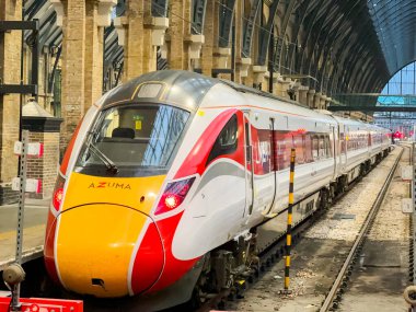 Londra, İngiltere, İngiltere - 27 Haziran 2023: Londra King 'in tren istasyonundaki platformlardan birinin yanındaki yüksek hızlı tren. Tren LNER tarafından işletiliyor..
