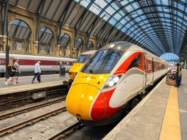 Londra, İngiltere, İngiltere - 27 Haziran 2023: Londra King 'in tren istasyonundaki platformlardan birinin yanındaki yüksek hızlı tren. Tren LNER tarafından işletiliyor..