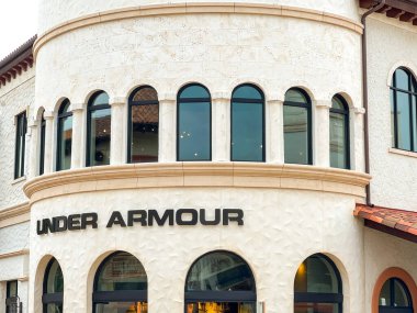 Orlando, Florida, ABD - 17 Haziran 2023: Orlando 'daki International Drive yakınlarındaki Under Armour mağaza zincirinin dış görünümü.