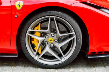 Londra, İngiltere, İngiltere - 27 Haziran 2023: Londra şehir merkezindeki bir caddede park etmiş Ferrari F8 Spyder süper arabasının tekerlek ve fren yastığının yakın görüntüsü,.