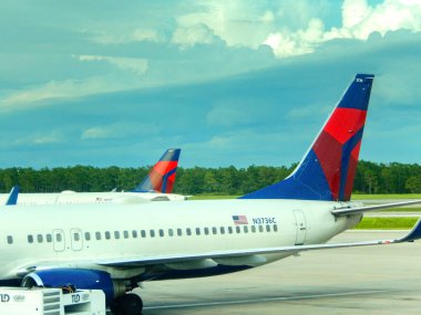 Orlando, Florida, ABD - 24 Haziran 2023: Orlando havaalanında bir Delta Air Lines Boeing 737 yolcu uçağının kuyruk yüzgeci.