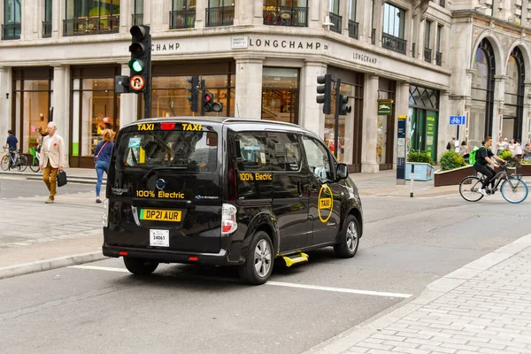 London England June 2023 Electric Taxi Cab Driving Street Central — Stock Photo, Image
