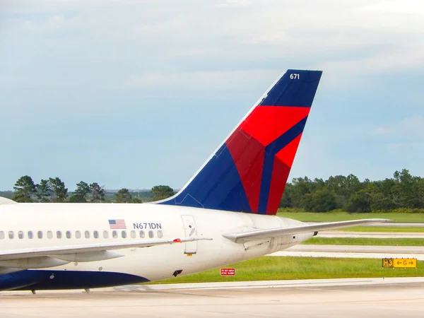 美国佛罗里达州奥兰多 2023年6月24日 德尔塔航空公司波音757客机在奥兰多机场的尾翼 — 图库照片